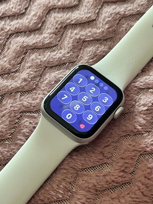 Apple Watch SE 40mm used starlight 2023 with charger