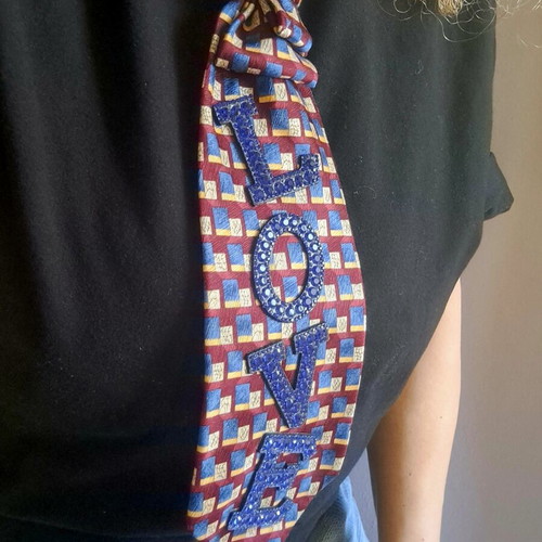 Κολιέ από vintage γραβάτα χειροποίητο με κρύσταλλα LOVE, μεταξωτό