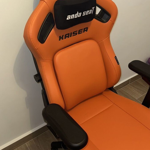 Anda Seat Kaiser 4 V2 Orange gaming chair like new