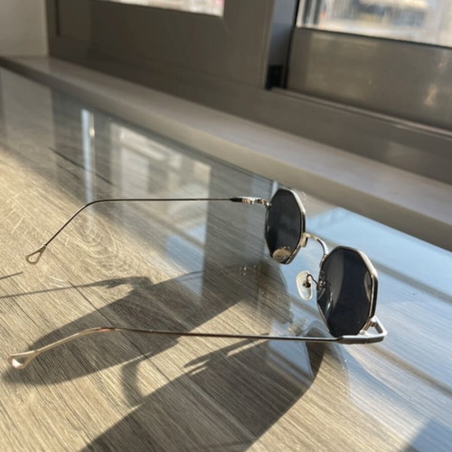 Polygonal sunglasses like new with mirror lens, silver