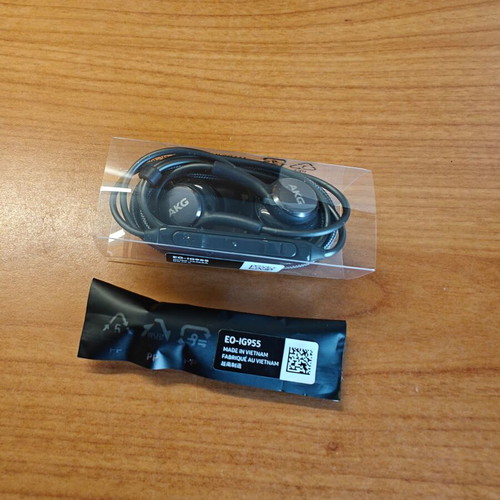 AKG 3.5mm Earbuds new with replacement ear pads