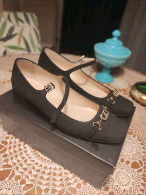Castor leather Stantzalis pumps size 40 new with low heel