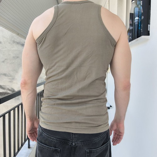 Huntington HT sleeveless shirt like new, khaki with chest print