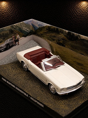 Ford Mustang Convertible Goldfinger 1:43 die-cast model like new