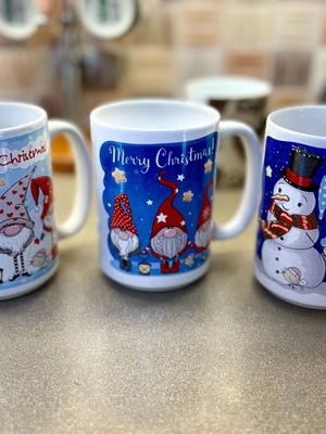 Set of 7 Christmas mugs like new
