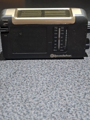 Roadstar TRA-500DS Portable Radio like new with Solar Panel and Crank