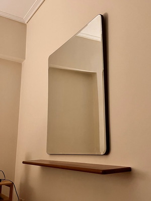 Καθρέφτης τοίχου minimal σαν καινούργιος, διαστάσεις 86x96x2 εκ