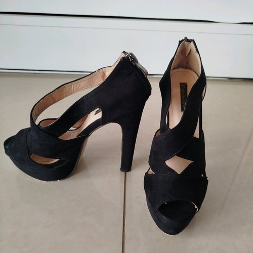 High-heeled sandals black like new, size 38