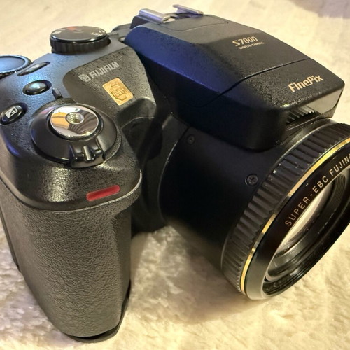 Fujifilm FinePix S7000 camera used, 6.3MP, 6x optical zoom, bridge type