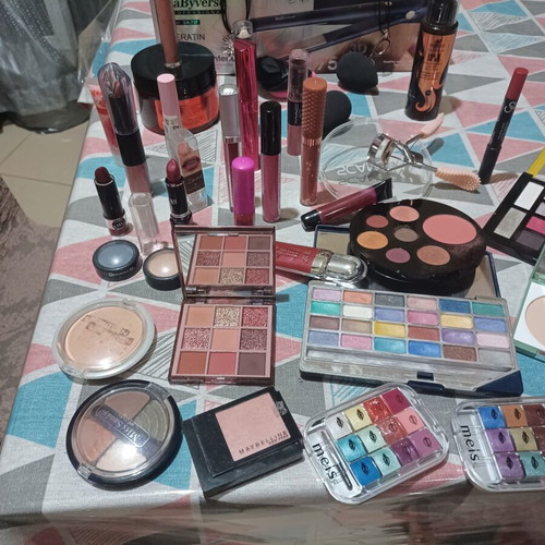 Cosmetics set with hair straightener like new