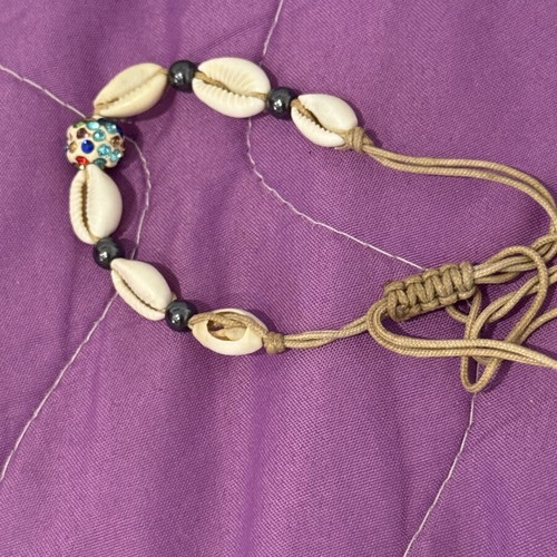Summer shell bracelet with adjustable macrame cord, new