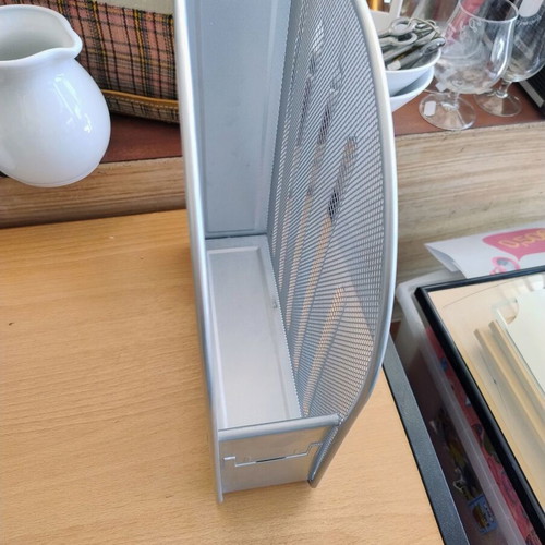 Mesh document and magazine filing holder