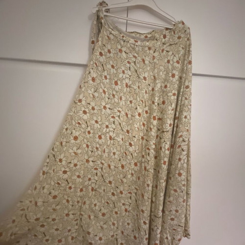 Floral wrap skirt like new, lightweight fabric
