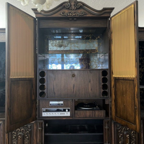 Vintage living room unit with bar, built-in turntable and sound system like new