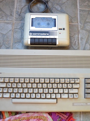 Commodore 64C μεταχειρισμένο με κασετόφωνο, τροφοδοτικό και καλώδιο σύνδεσης