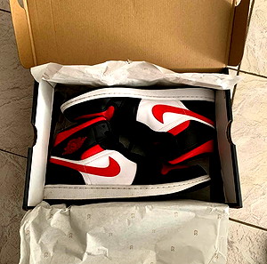 Air jordan 1 mid bred toe