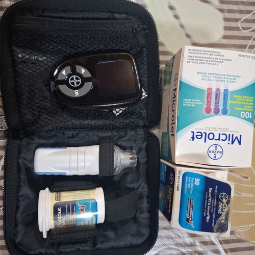 Bayer Contour Blood Glucose Meter like new with Microlet lancet device and case