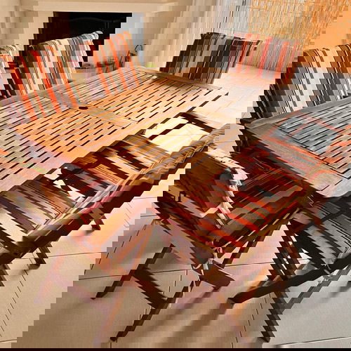 Σετ τραπεζαρίας εξωτερικού χώρου και 6 πτυσσόμενες πολυθρόνες από ξύλο TEAK σαν καινούργιο