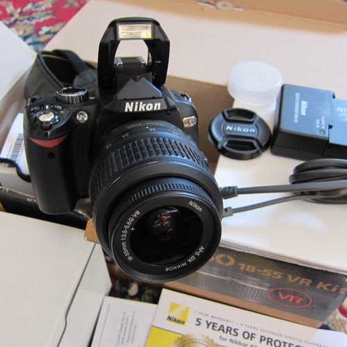 Nikon D60 DSLR Camera Kit DX Format 10.2MP with VR 18-55mm Lens like new