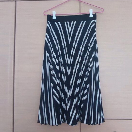 Zara pleated skirt like new, size Medium, black and white