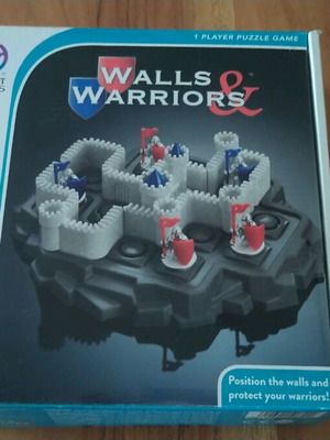 Smart Games Walls and Warriors like new, educational board game
