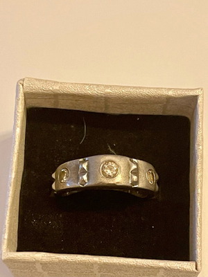 Silver ring with zircon like new