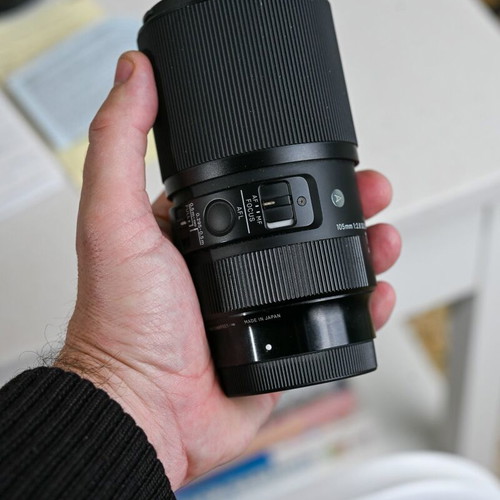 Sigma 105mm f/2.8 DG DN Macro Art lens like new for Sony E