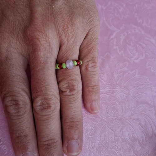 Elastic ring with decorative beads