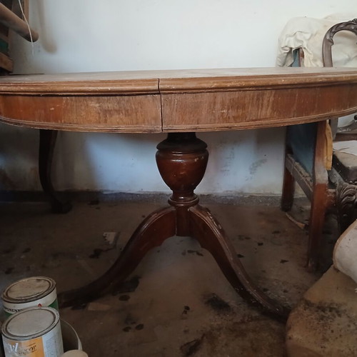 Round extendable coffee table used