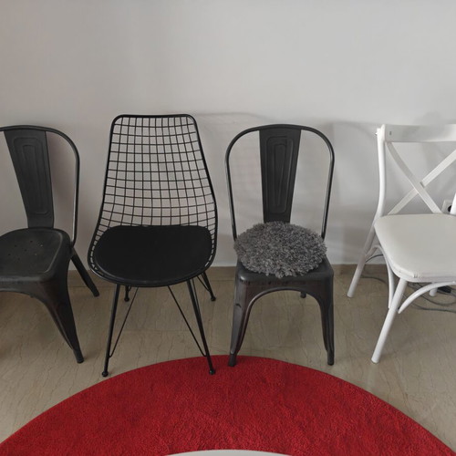 Round dining table with 4 chairs