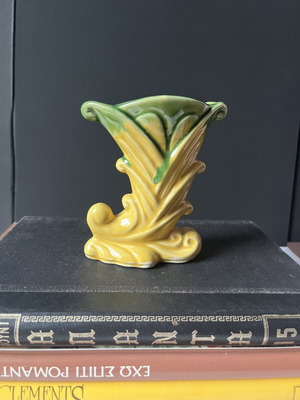 Vintage Shawnee Pottery Cornucopia Vase USA like new, 1950s