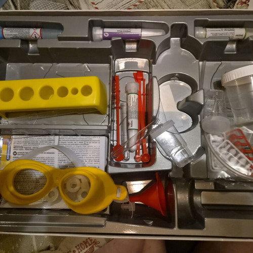 Chemistry Lab Clementoni like new educational set for 8+