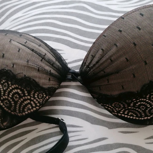 Luna women's bra with black lace and double strap, size 85 B