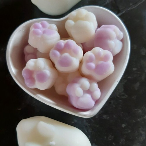 Little paws handmade wax melts with lavender scent, like new, pack of 10