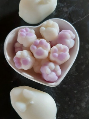 Little paws handmade wax melts with lavender scent, like new, pack of 10