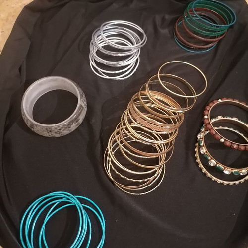 Set of 6 used impressive faux bijoux bracelets