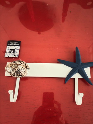 Double wall hook decorated with starfish and real shell