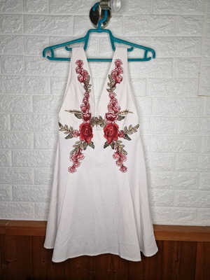 White dress with embroidered flowers, size small, like new