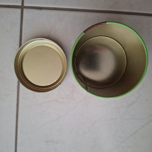 Apple round metal storage tin with Looney Tunes '00, like new