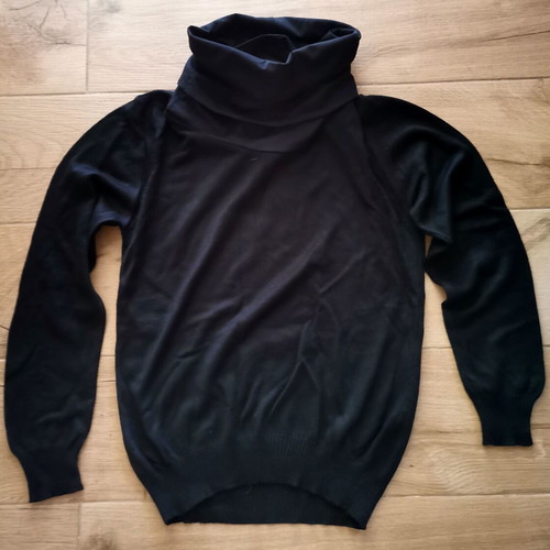 Open men's black medium pullover like new with high collar