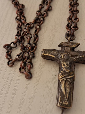 Cross pendant with octagonal chain, Artekko