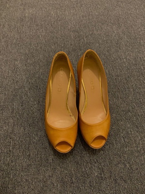 Cameo women's beige-gold platforms slightly used, size 38