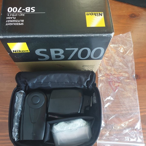 Nikon Speedlight SB-700 iTTL flash like new with batteries and charger