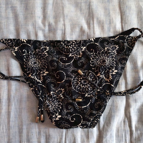 French Connection bikini bottom like new, dark blue floral, size L