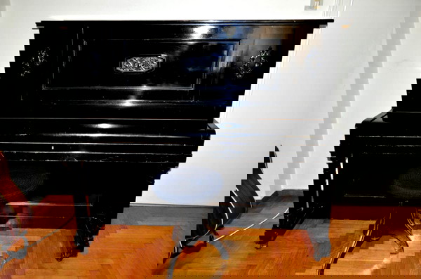 germaniko piano ED. SEILER (kodikos paragogis 55500), me tis afthentikes tou chordes. me tria pidalia. me to athientiko tou skampo.