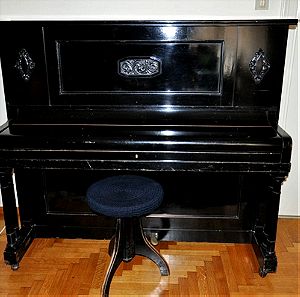 Γερμανικό πιάνο ED. SEILER (κωδικός παραγωγής 55500), με τις αυθεντικές του χορδές. Με τρία πηδάλια. Με το αθυεντικό του σκαμπό.