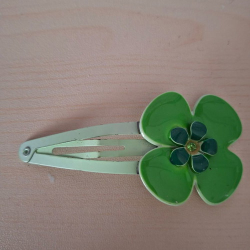 Hair clip shamrock shaped like new, green