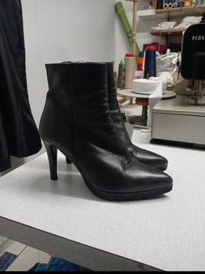 Marian leather ankle boots like new, black stiletto size 38