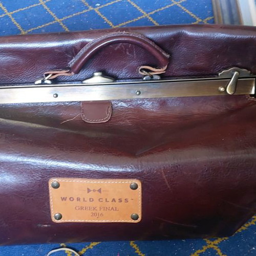 Pucca World Class δερμάτινη τσάντα χειρός με μεταλλικό στόμιο
