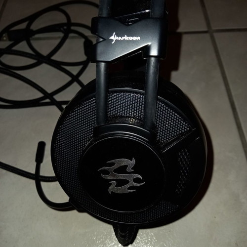 Sharkoon Skiller over ear gaming headphones used with USB